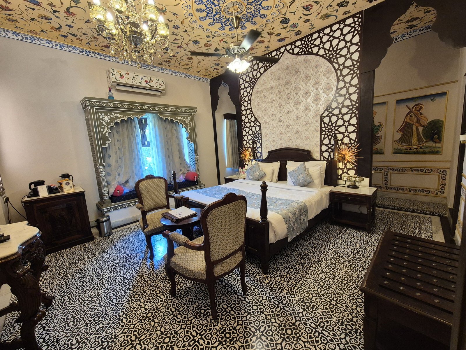 Suite with Jacuzzi, Janak Vilas